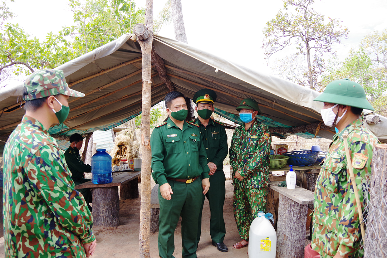 Lãnh đạo Bộ Chỉ huy Bộ đội Biên phòng tỉnh thăm, động viên cán bộ, chiến sĩ làm việc trên tuyến biên giới những ngày đầu năm. Ảnh: Vĩnh Hoàng
