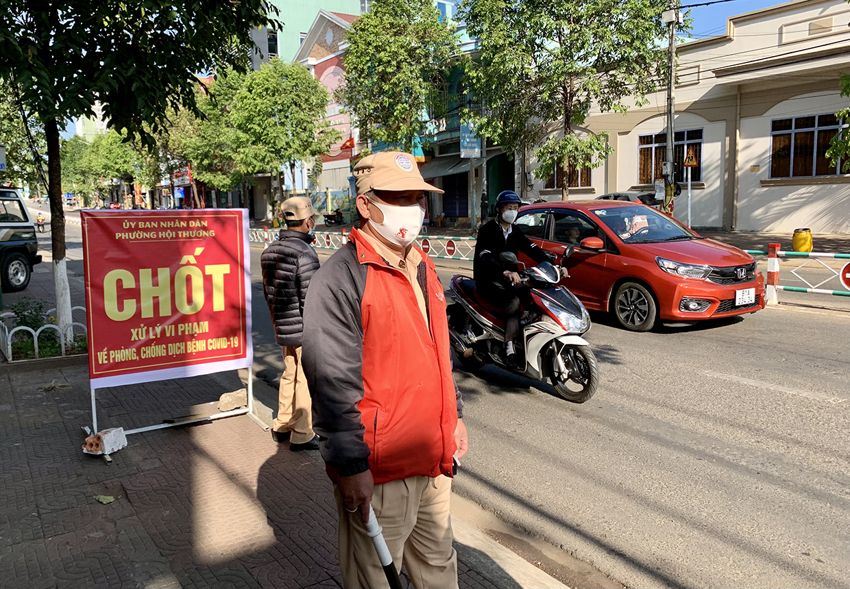 Chốt kiểm soát, xử lý vi phạm về phòng, chống dịch bệnh Covid-19 tại ngã tư đường Nguyễn Thái Học-Hùng Vương, phường Hội Thương, TP. Pleiku. Ảnh: Như Nguyện