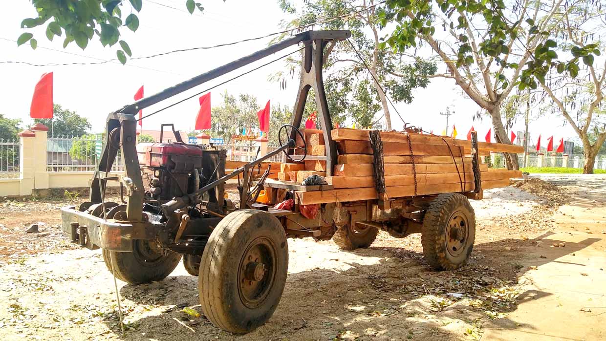  Chiếc công nông độ chế chở theo 2 m3 gỗ đã xẻ lóng bị phát hiện ngày mùng 1 Tết. Ảnh: Lê Văn Ngọc