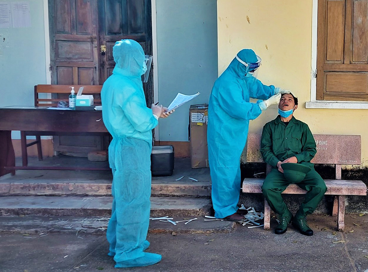 Cán bộ Y tế lấy mẫu xét nghiệm SARS-CoV-2 cho thanh niên SSNN huyện Kông Chro. Ảnh: Đinh Loe