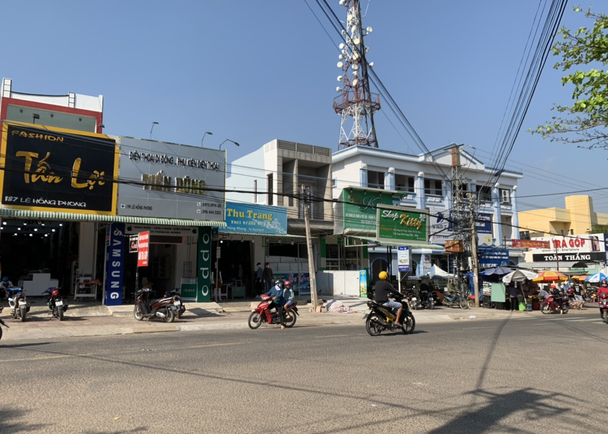  Nhiều hàng quán kinh doanh tại thị xã Ayun Pa đồng loạt mở cửa trở lại sau giãn cách. Ảnh: Vũ Chi