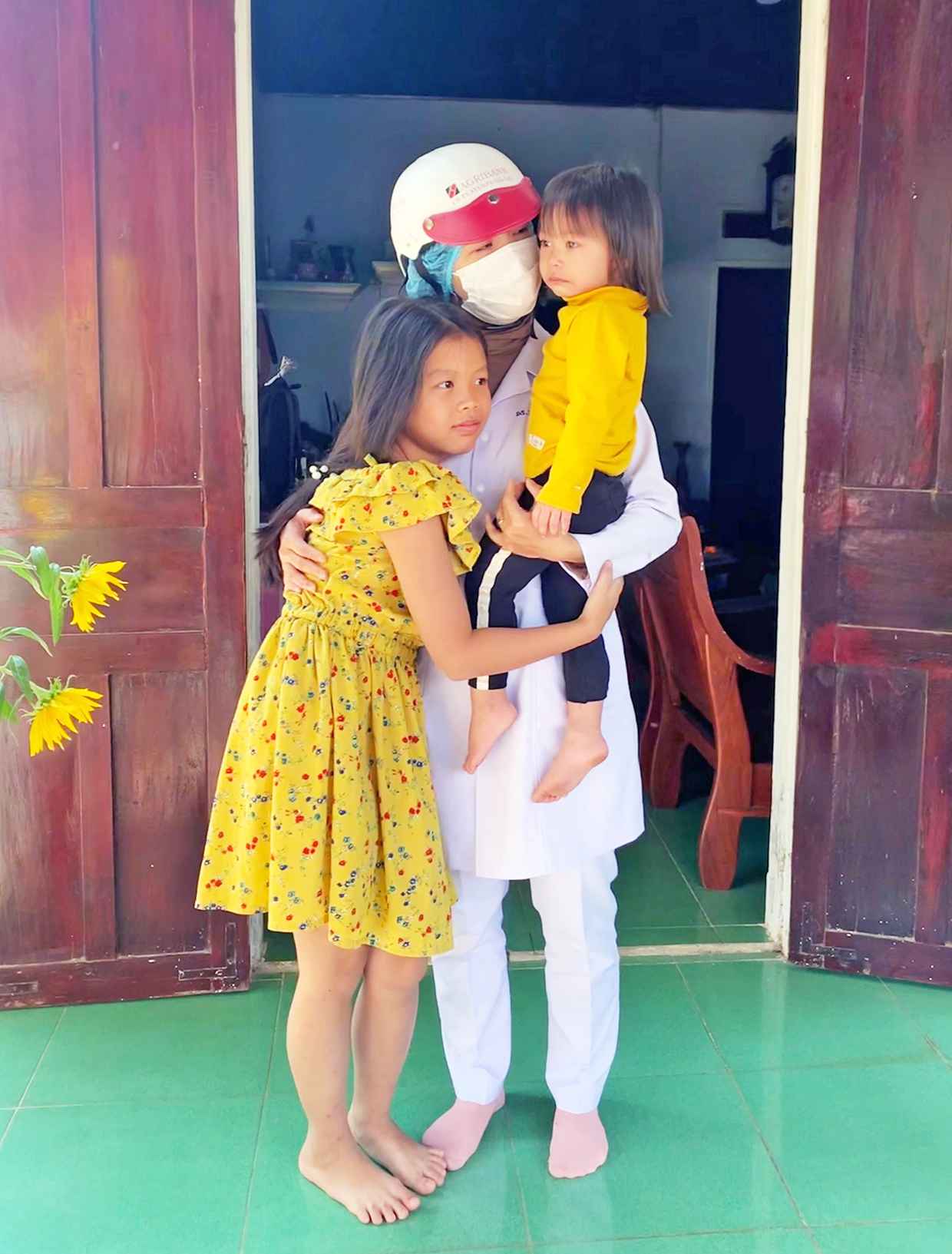 Sau khi có lệnh gỡ phong tỏa, dược sĩ Phạm Thị Hà Ni trở về nhà gặp lại 2 con sau nhiều ngày xa cách. Ảnh: Minh Nguyễn