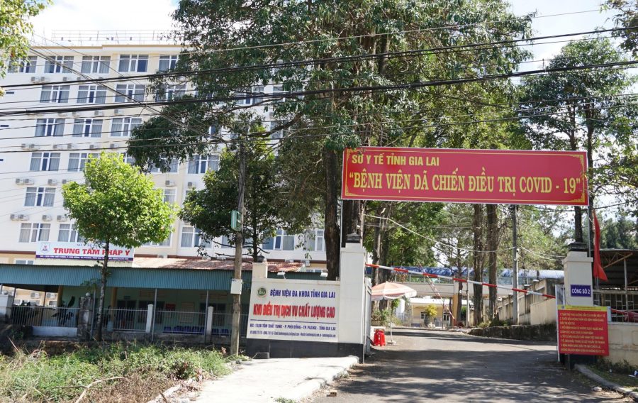 Đến ngày 13-2, Bệnh viện dã chiến điều trị bệnh nhân Covid-19 tỉnh Gia Lai đã tiếp nhận, điều trị cho 18 trường hợp dương tính với SARS-CoV-2. Ảnh: Như Nguyện  