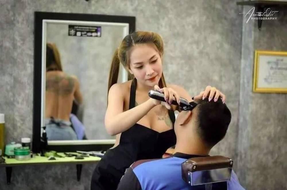 Đi cắt tóc đón Tết, nam thanh niên đứng ngồi không yên khi đối diện với vòng 1 'ngồn ngộn' của cô thợ Ảnh 1