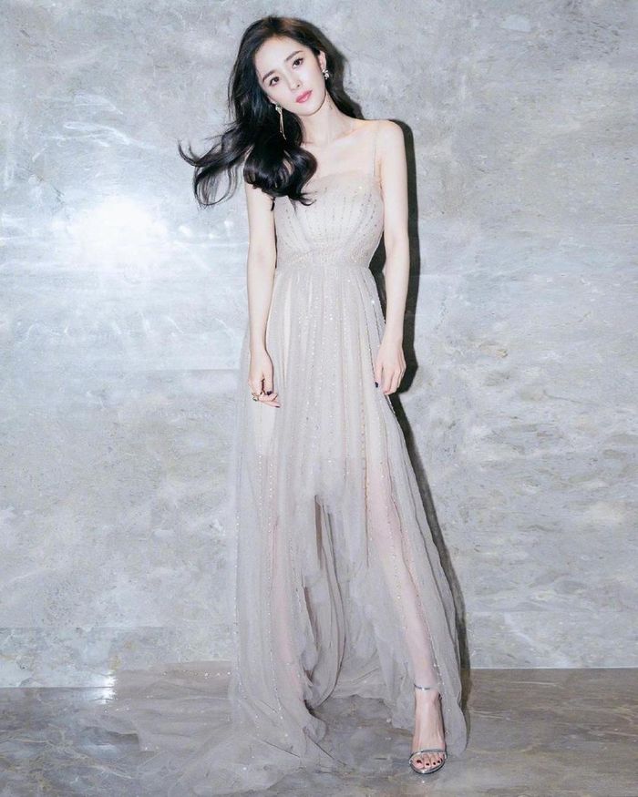 Dương Mịch mặc váy xuyên thấu kết hợp áo 2 dây khoe thân hình nóng bỏng:  Netizen la ó 'Mặc như không mặc'