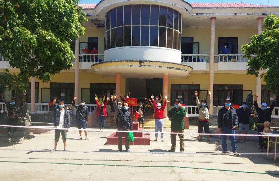 Niềm vui mừng của các công dân hết thời gian cách ly tại trụ sở cũ của Ban Chỉ huy Quân sự thị xã Ayun Pa. Ảnh: Vũ Chi