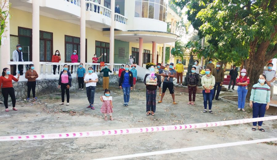 Các công dân nhận quà động viên trước khi trở về nhà. Ảnh: Vũ Chi