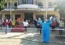 Niềm vui của 55 công dân hoàn thành thời gian cách ly tại trụ sở cũ của Ban Chỉ huy Quân sự thị xã Ayun Pa. Ảnh: Vũ Chi