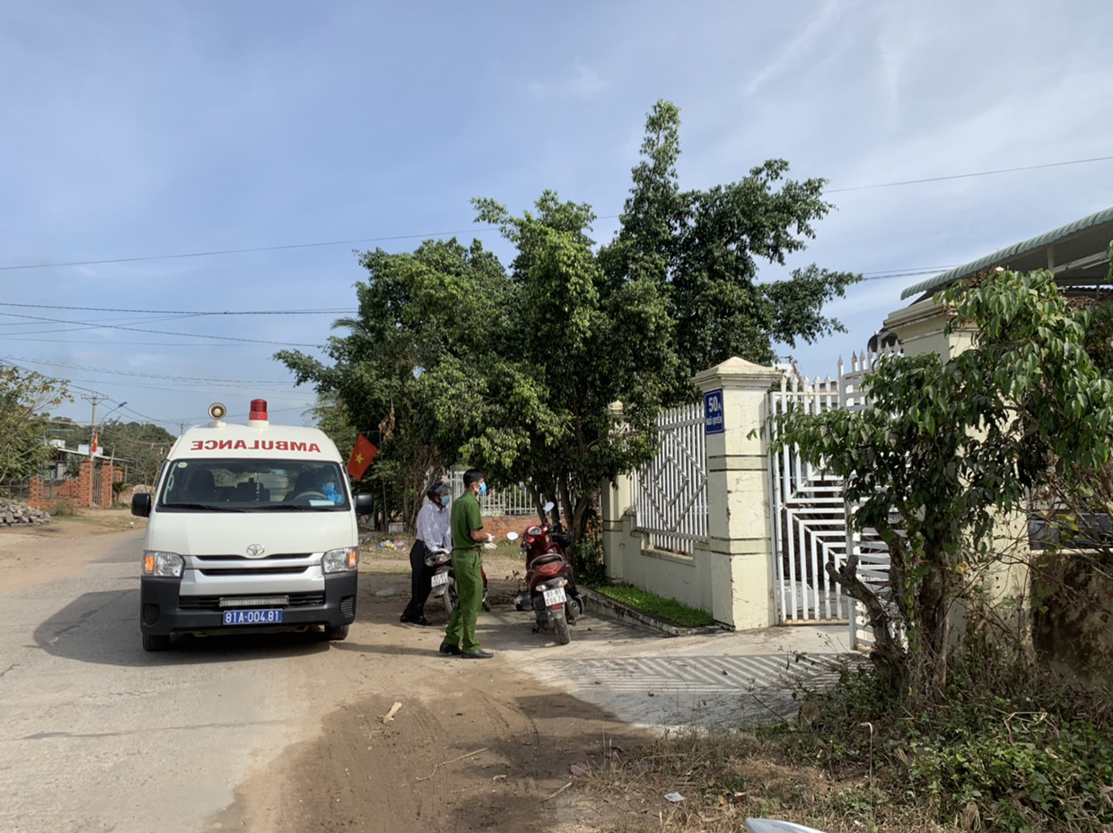 Xe cứu thương được điều động chở những trường hợp F1 đi cách ly tập trung tại thị xã Ayun Pa. Ảnh: Vũ Chi