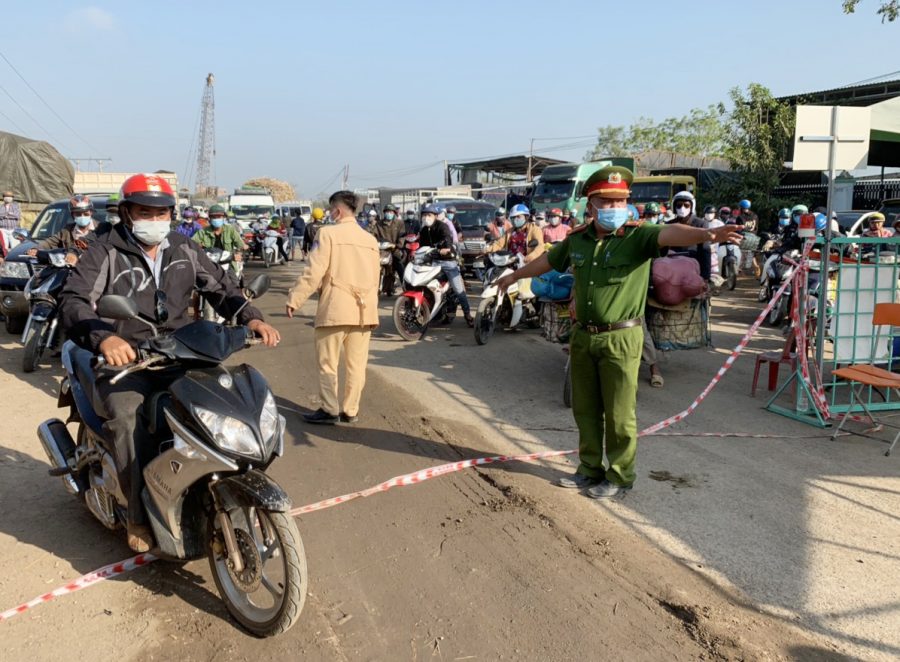 Đúng 8 giờ 10 phút ngày 25-2, các chốt phong tỏa cửa ngõ ra vào thị xã Ayun Pa và huyện Ia Pa được gỡ bỏ. Ảnh: Vũ Chi