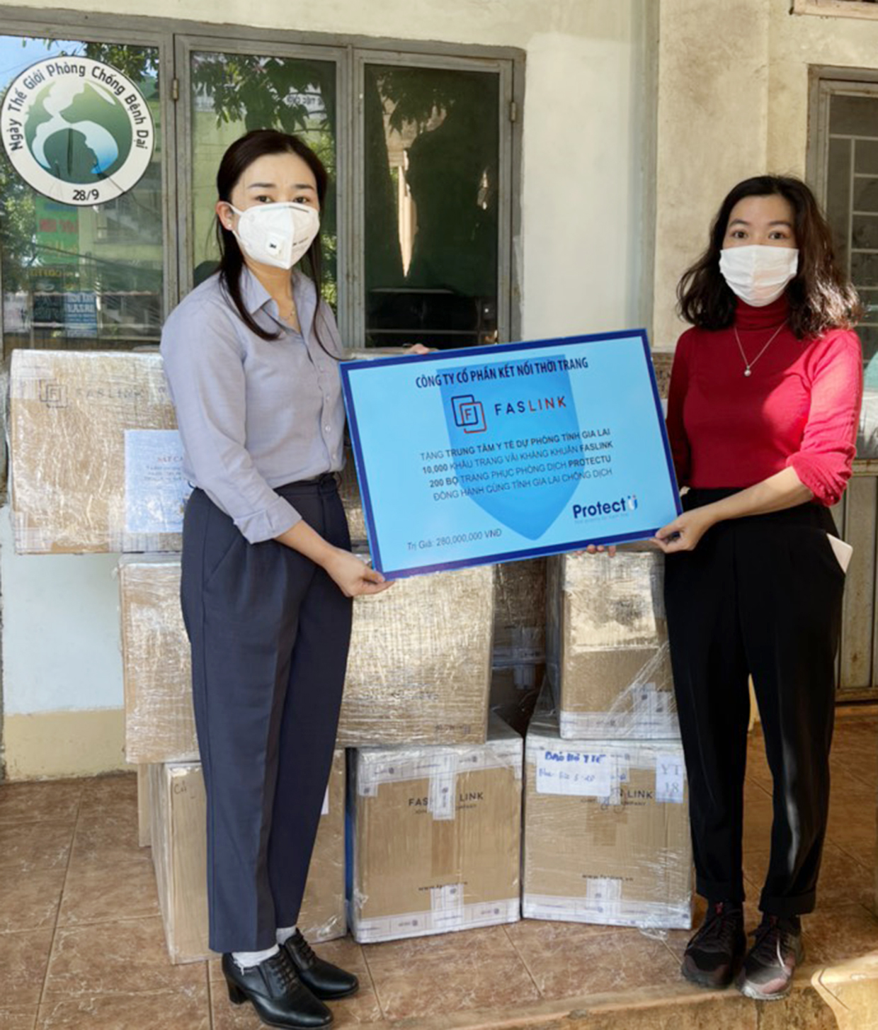 Công ty cổ phần Kết nối thời trang Faslink cũng tặng Trung tâm Y tế Dự phòng tỉnh Gia Lai 10 ngàn chiếc khẩu trang vải kháng khuẩn Faslink, 200 bộ trang phục phòng dịch protectu (tổng trị giá 280 triệu đồng). Ảnh: Phương Linh