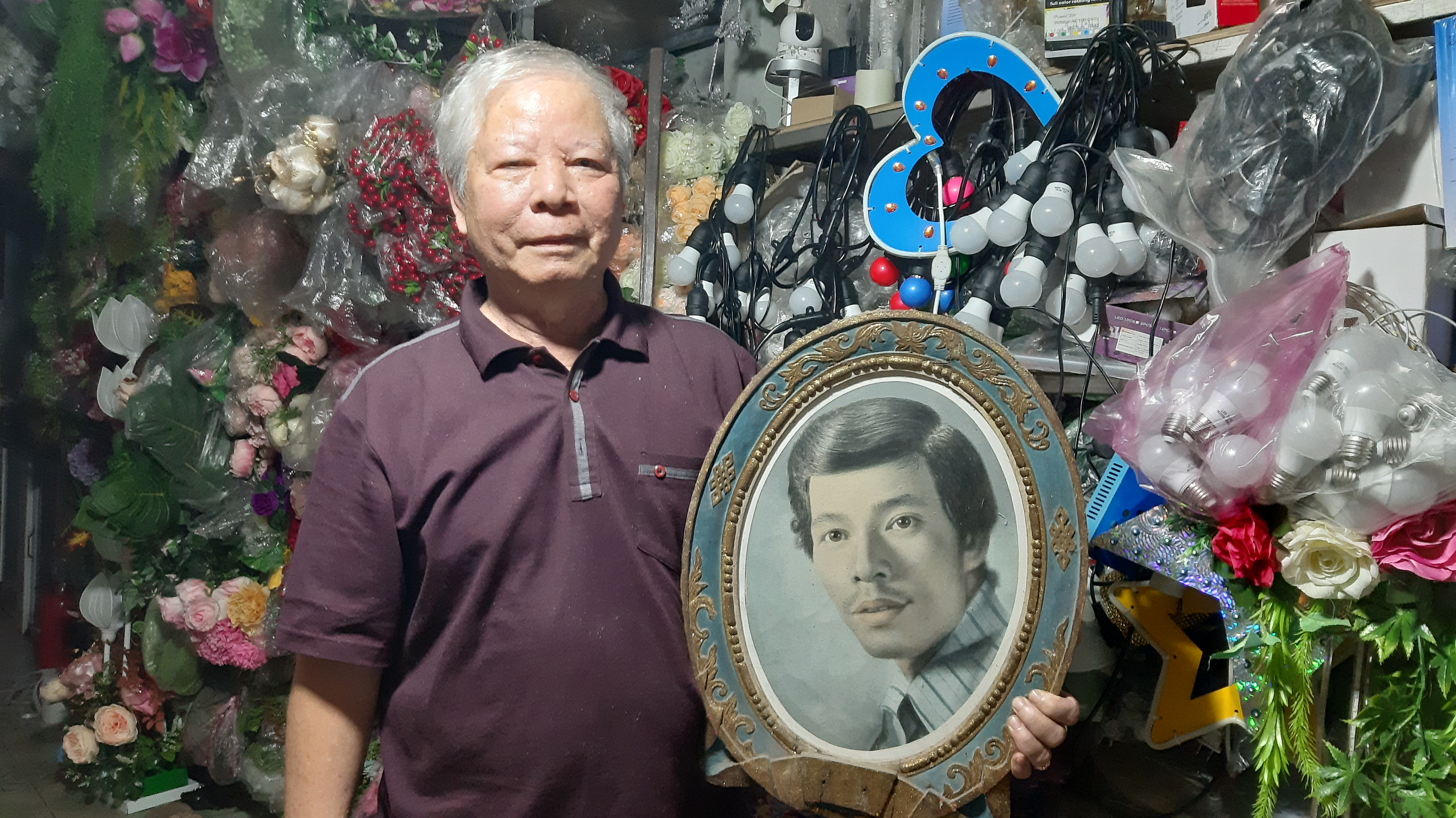 Ông Nguyễn Quốc Bằng và bức chân dung tự họa, năm 1973. Ảnh: Nguyễn Quang Tuệ