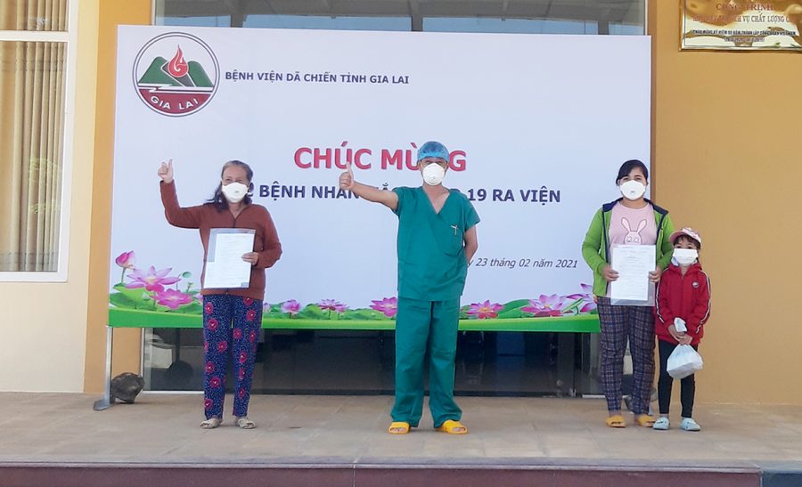 Bác sĩ Nguyễn Tấn Phúc chúc mừng các bệnh nhân mắc Covid-19 được ra viện. Ảnh: Minh Nguyễn