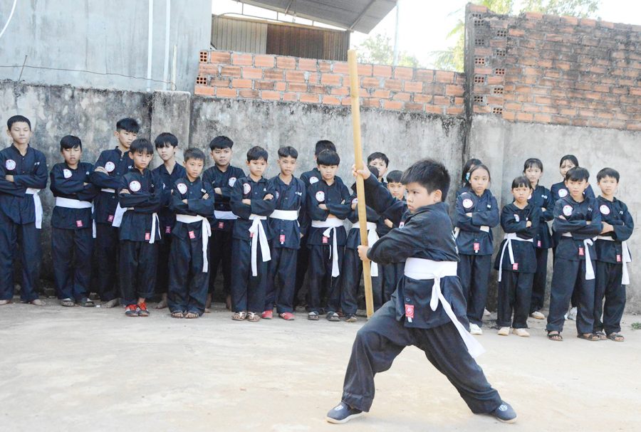 Một buổi tập luyện của võ sinh tại Trung tâm Huấn luyện Võ thuật cổ truyền (xã Thăng Hưng, huyện Chư Prông). Ảnh: Hà Phương