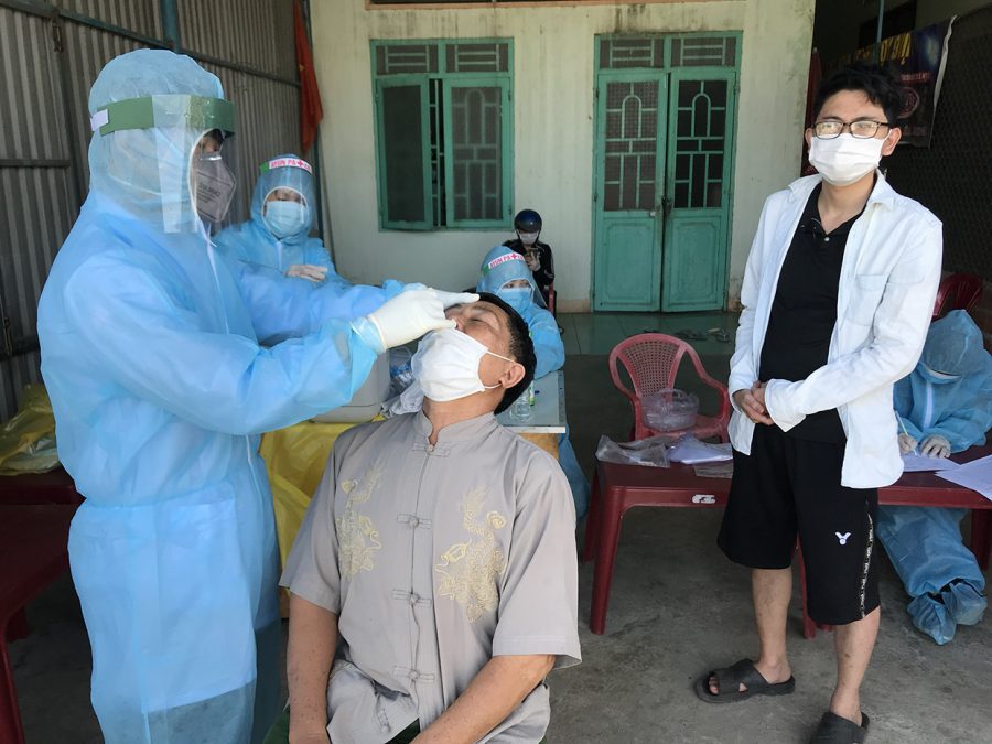  2 Các y, bác sĩ tiến hành lấy mẫu xét nghiệm người dân tại tổ 4, phường Cheo Reo. Ảnh: Nguyễn Sang