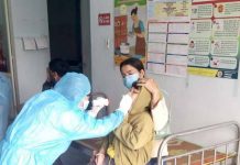 Nhân viên y tế lấy mẫu xét nghiệm mở rộng trong cộng đồng cho người dân phường Cheo Reo, thị xã Ayun Pa. Ảnh: Như Nguyện