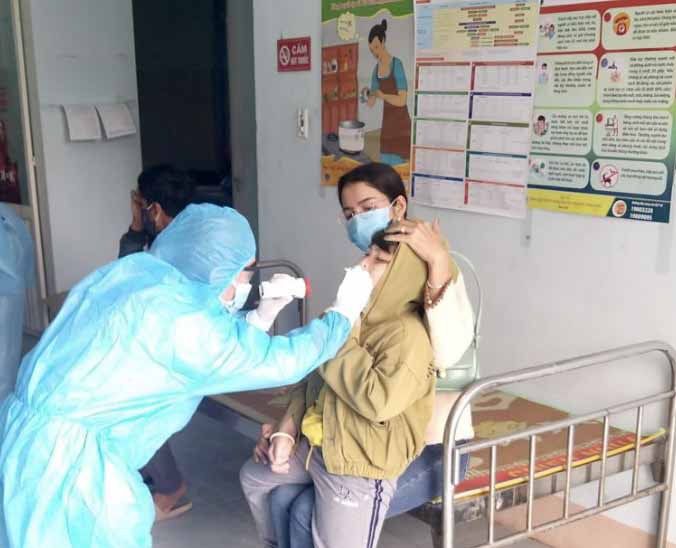 Nhân viên y tế lấy mẫu xét nghiệm mở rộng trong cộng đồng cho người dân phường Cheo Reo, thị xã Ayun Pa. Ảnh: Như Nguyện