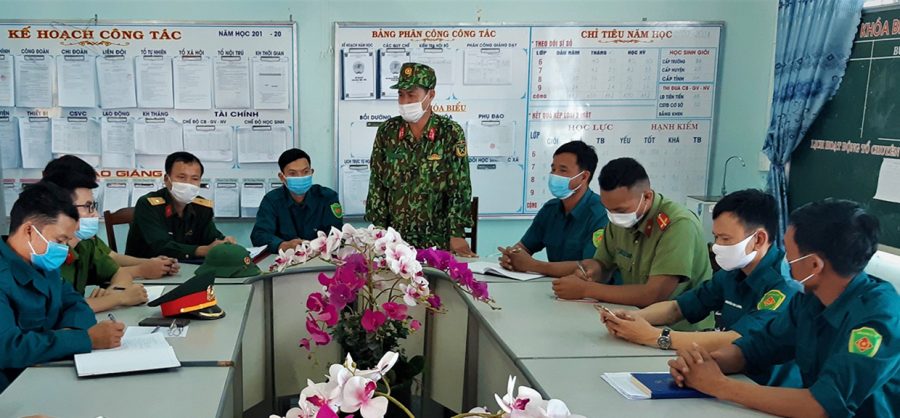 Trung tá Trần Ngọc Oánh-Phó CHT Ban Chỉ huy Quân sự huyện Krông Pa, triển khai nhiệm vụ cho lực lượng phục vụ tại khu tập trung thanh niên SSNN. Ảnh: Xuân Hồng