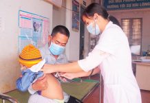Bác sĩ Trạm Y tế xã Đak Sơ Mei (huyện Đak Đoa) khám bệnh cho trẻ em. Ảnh: Hoành Sơn