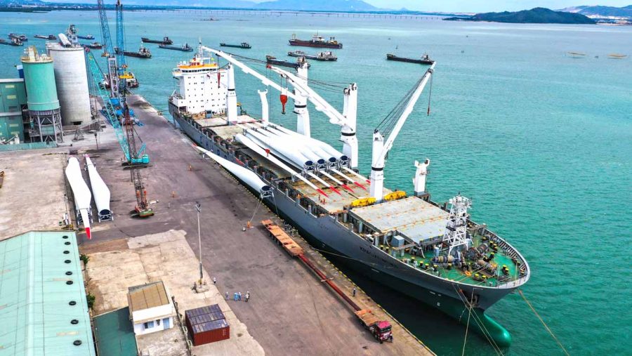 Các thiết bị siêu trường, siêu trọng thuộc các dự án điện gió trên địa bàn tỉnh được nhập về Cảng Quy Nhơn. Ảnh: Minh Nguyễn