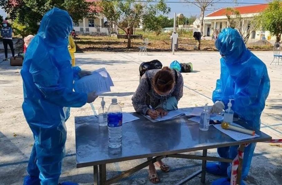 Công dân hoàn thành thời gian cách ly tập trung ở thị xã Ayun Pa làm thủ tục trước khi trở về nhàẢnh: Vũ Chi