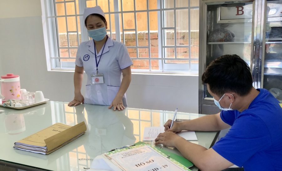 Người dân về từ vùng dịch phải khai báo y tế và tự theo dõi sức khỏe. Ảnh: Như Ý