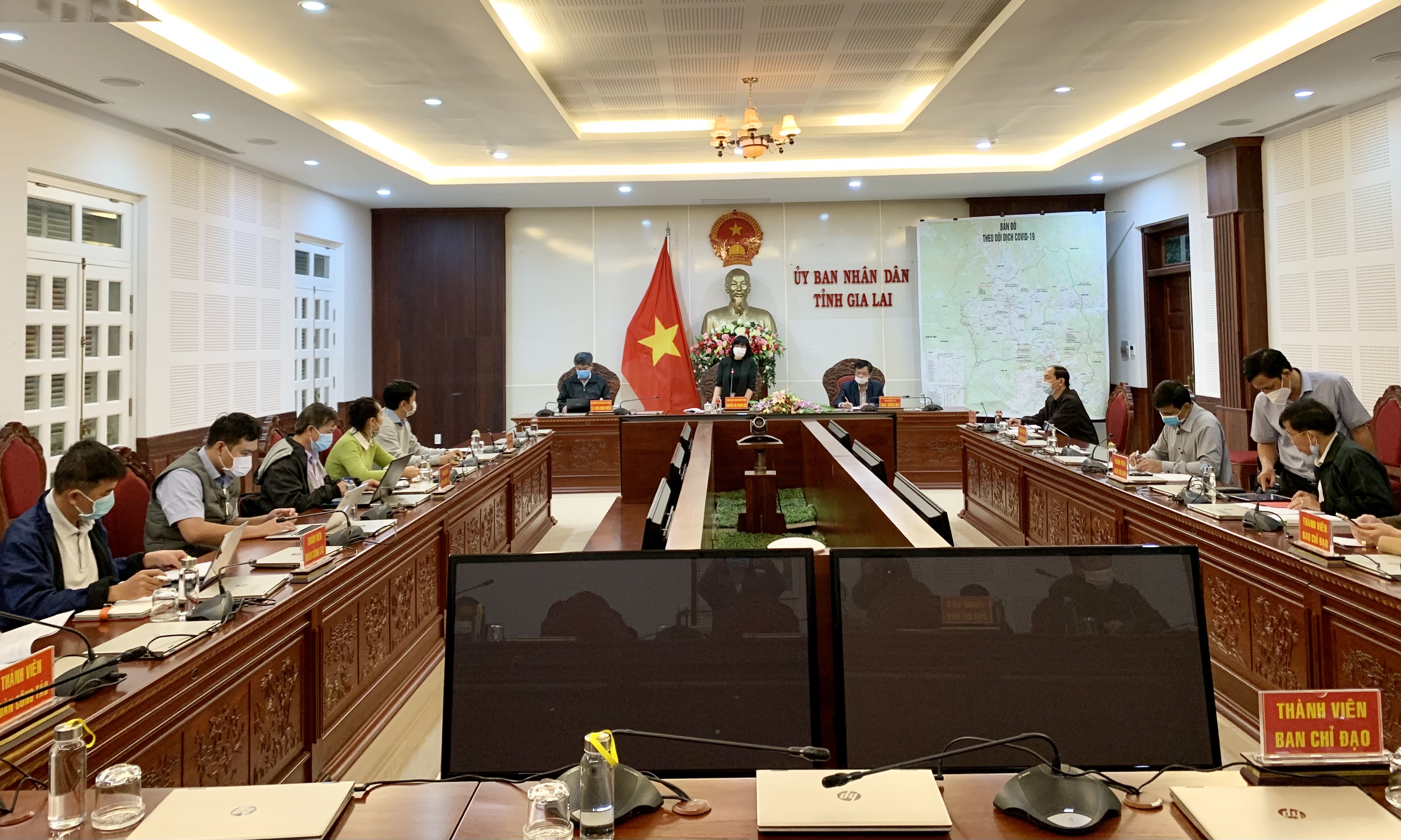 - Ban Chỉ đạo Phòng-chống dịch Covid-19 tỉnh Gia Lai tổ chức họp với các Đoàn Công tác Bộ Y tế chi viện Gia Lai phòng-chống dịch tối 6-2. Ảnh: Như Nguyện