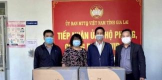 Đại diện Vietinbank Gia Lai trao 20.000 khẩu trang y tế cho Ủy ban MTTQ Việt Nam tỉnh Gia Lai ủng hộ phòng-chống Covid-19. Ảnh: Như Nguyện