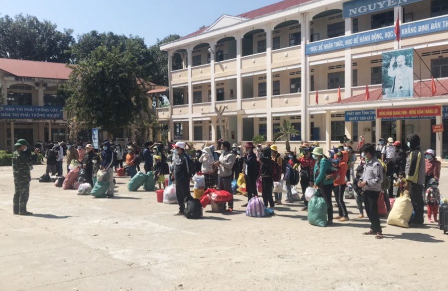  Công dân  chuẩn bị rời khu cách ly tại Trường THPT Nguyễn Tất Thành, huyện Ia Pa. Ảnh: Mai Linh