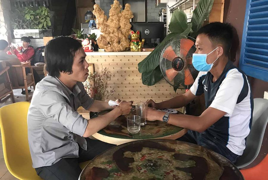 Anh Nguyễn Ngọc Thủy (bìa trái) chia sẻ câu chuyện với phóng viên Báo Gia Lai. Ảnh: Lê Văn Ngọc 1