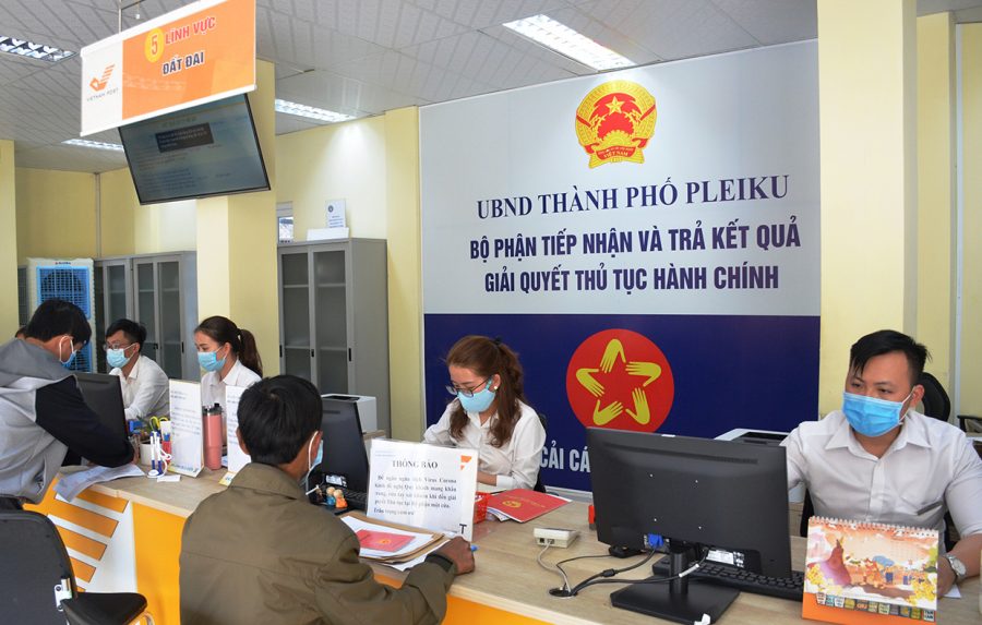 Ngày làm việc đầu tiên sau Tết Tân Sửu tại Trung tâm Phục vụ hành chính công tỉnh. Ảnh: Vĩnh Hoàng