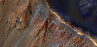 Một vùng sạt lở ở Sao Hỏa, liên quan đến các hồ nước ngầm có thể là nơi trú ngụ của sinh vật ngoài hành tinh - Ảnh: NASA