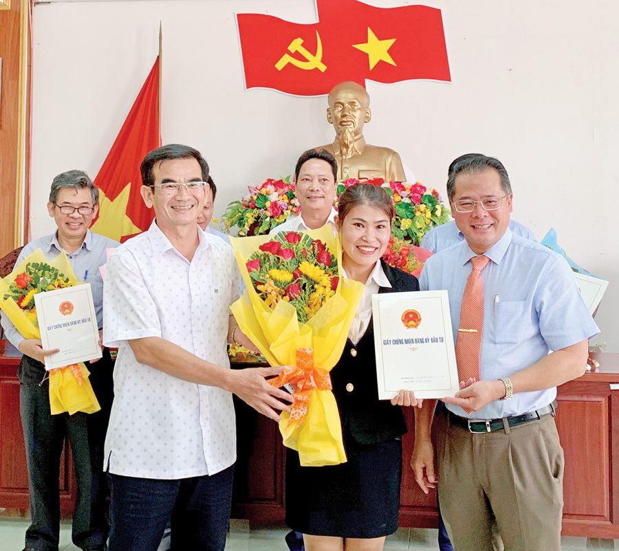    Giám đốc Sở Kế hoạch và Đầu tư Hồ Phước Thành (bìa phải) trao giấy chứng nhận đầu tư cho Công ty cổ phần Đầu tư Năng lượng Điện xanh Gia Lai. Ảnh: Hà Duy