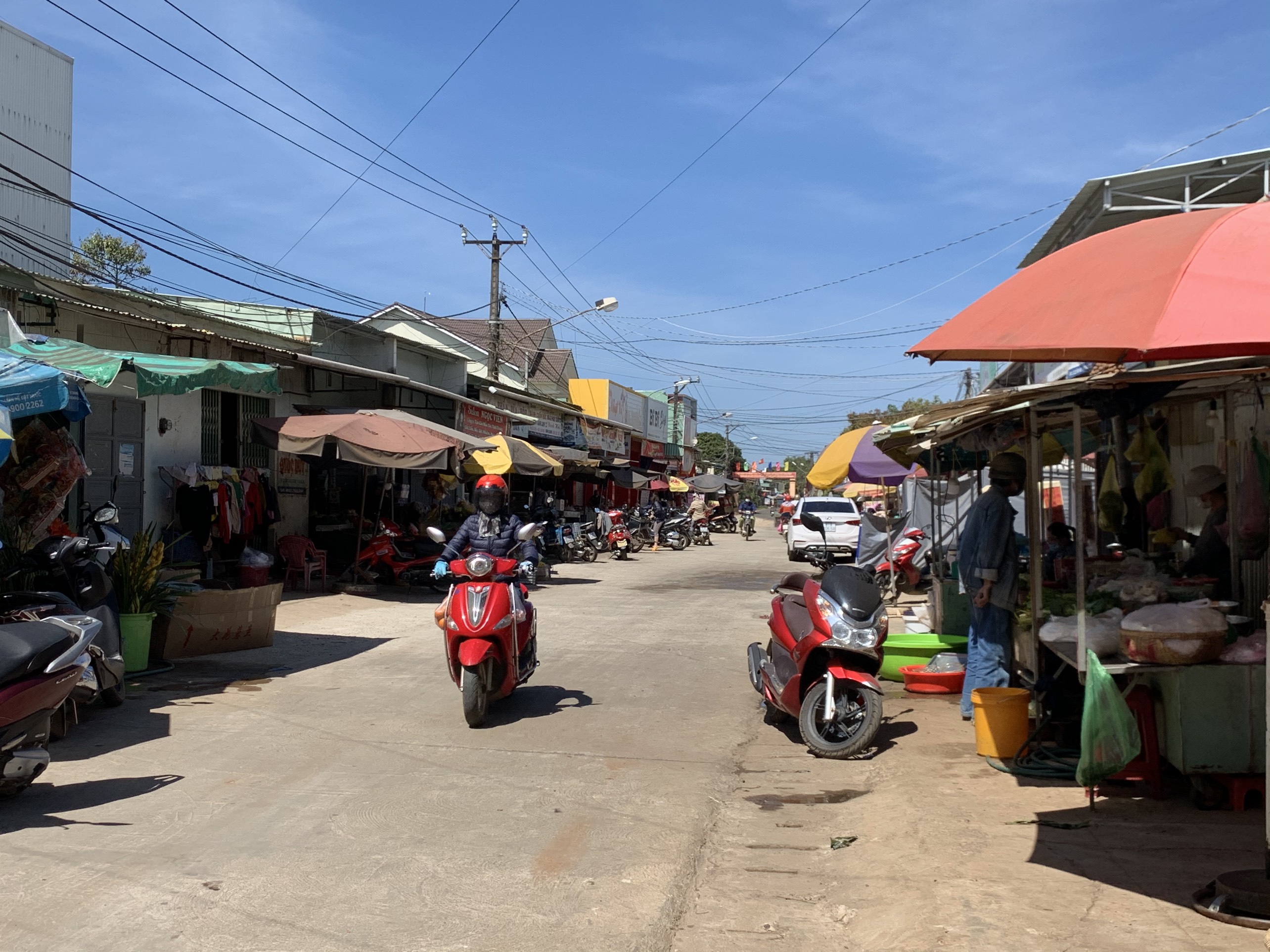 Các khu chợ ở phường Thắng Lợi (TP. Pleiku) vẫn hoạt động bình thường, các tiểu thương chấp hành nghiêm túc các biện pháp phòng, chống dịch Covid-19. Ảnh: Phương Linh
