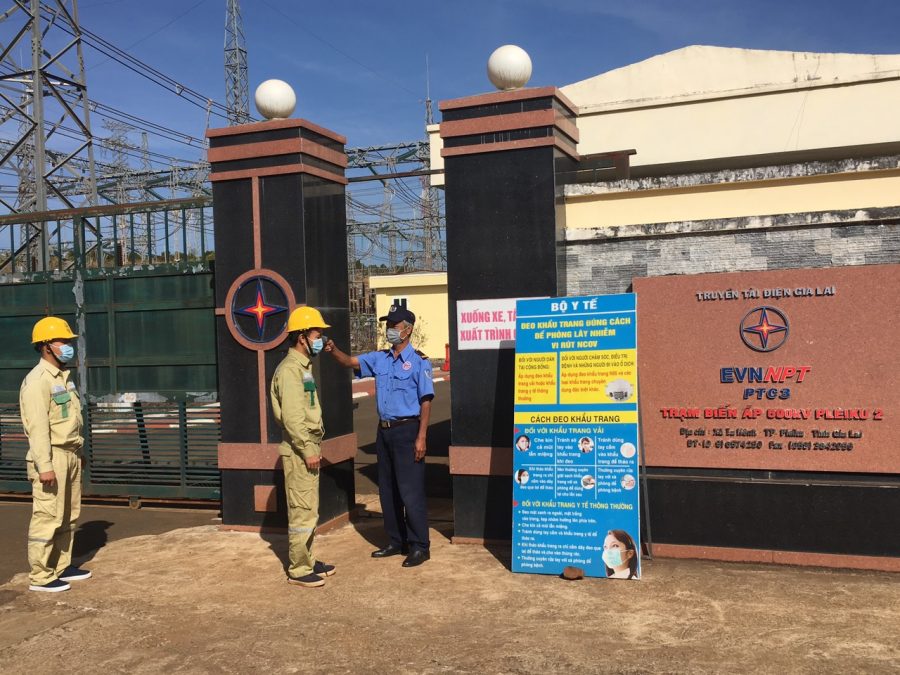 Đo kiểm tra thân nhiệt nhân viên vận hành trước khi vào trạm tại Trạm biến áp 500kV Pleiku 2