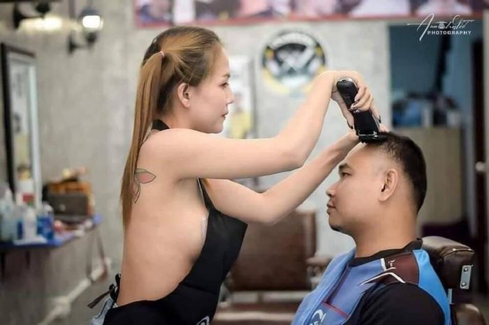 Đi cắt tóc đón Tết, nam thanh niên đứng ngồi không yên khi đối diện với vòng 1 'ngồn ngộn' của cô thợ Ảnh 3
