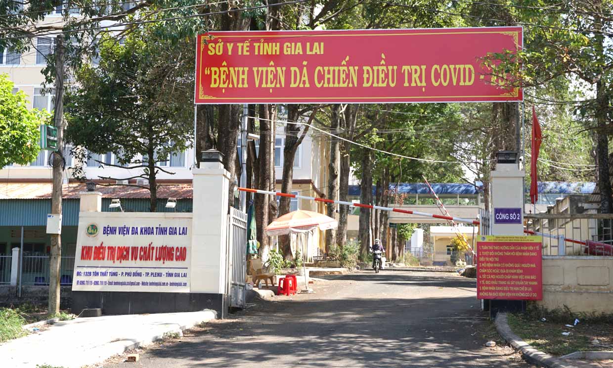 Bệnh nhân 1696 và chồng, con của bệnh nhân trên được đưa đến Bệnh viện Dã chiến của tỉnh để tiến hành cách ly, theo dõi và điều trị theo quy định. Ảnh: Như Nguyện