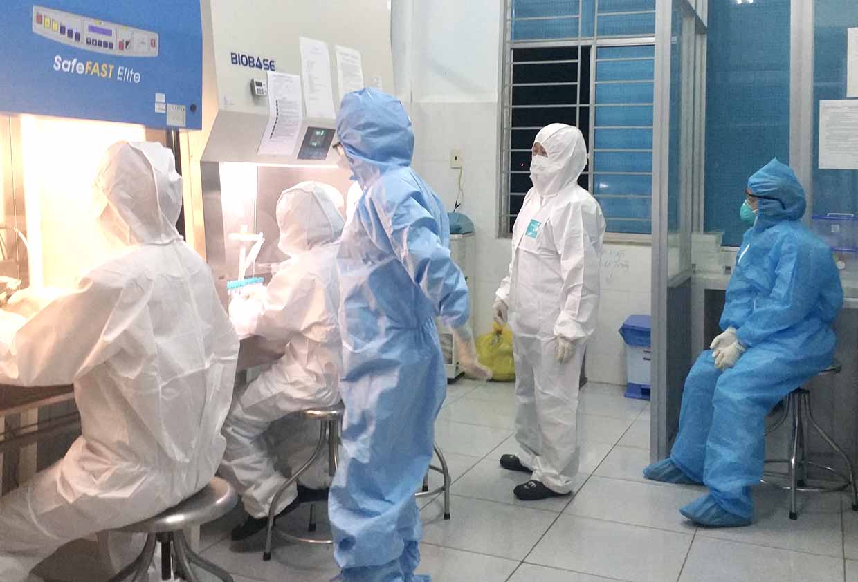Xét nghiệm Covid-19 tại Trung tâm Kiểm soát bệnh tật tỉnh Gia Lai. Ảnh Như Nguyện
