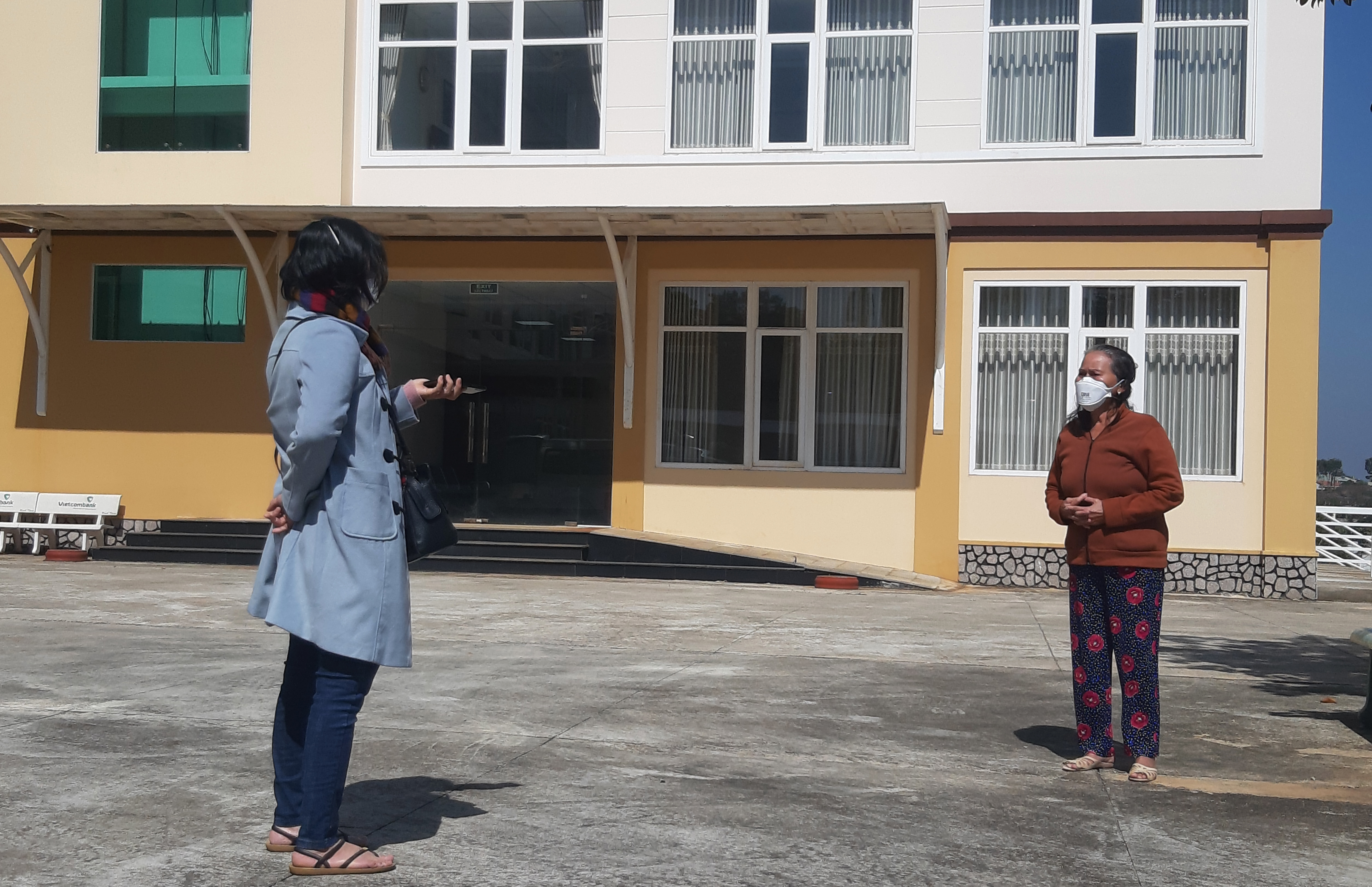 Nhà báo Như Nguyện (Báo Gia Lai) giữ khoảng cách khi phỏng vấn một bệnh nhân vừa khỏi bệnh chuẩn bị  xuất viện 
