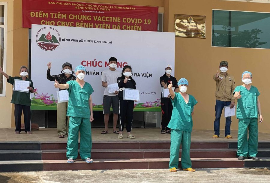 Các bác sĩ chúc mừng các trường hợp ra viện. Ảnh: Như Nguyện