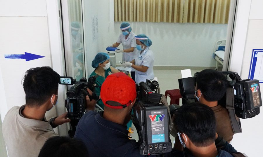 Các phóng viên luôn đảm bảo an toàn cho mình khi tác nghiệp trong thời gian diễn ra dịch bệnh Covid-19