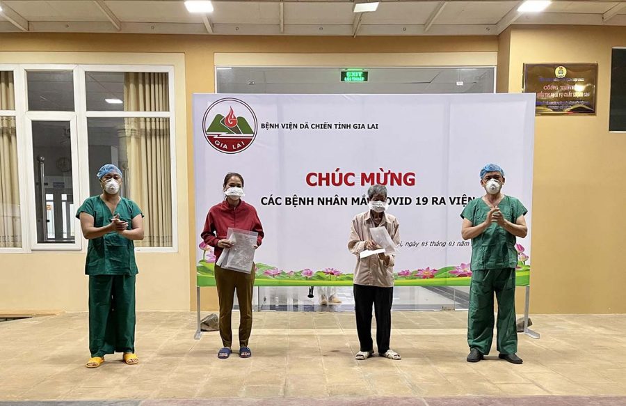  Các bệnh nhân Covid-19 được xuất viện tối 5-3. Ảnh: Như Nguyện