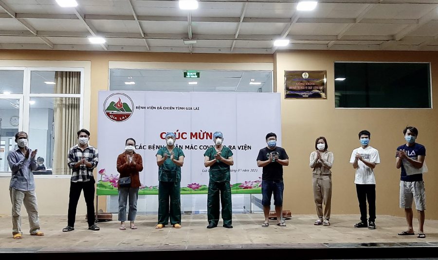  Các bệnh nhân Covid-19 được xuất viện tối 3-3. Ảnh: Như Nguyện