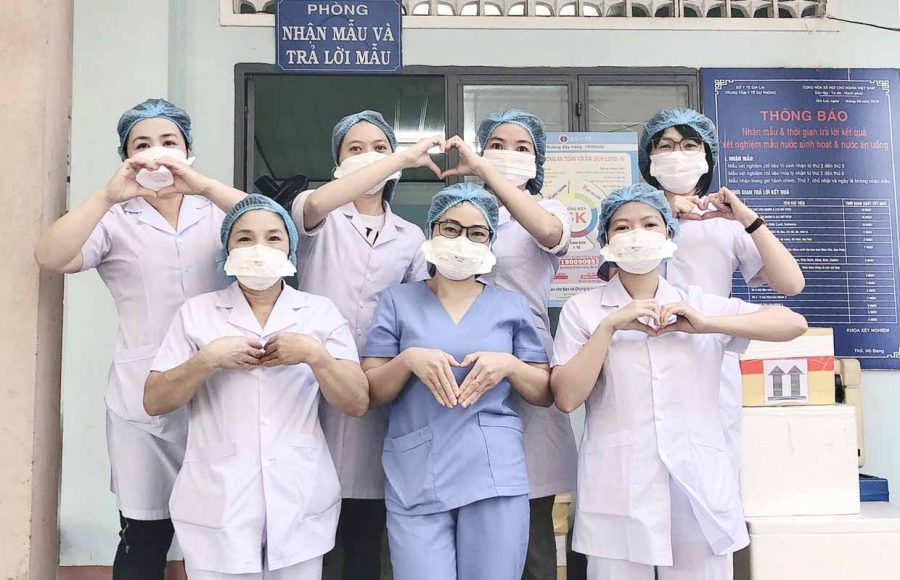 Nữ cán bộ, nhân viên Khoa Xét nghiệm (Trung tâm Kiểm soát bệnh tật tỉnh) luôn lạc quan trong cuộc chiến chống dịch Covid-19. Ảnh: Như Nguyện