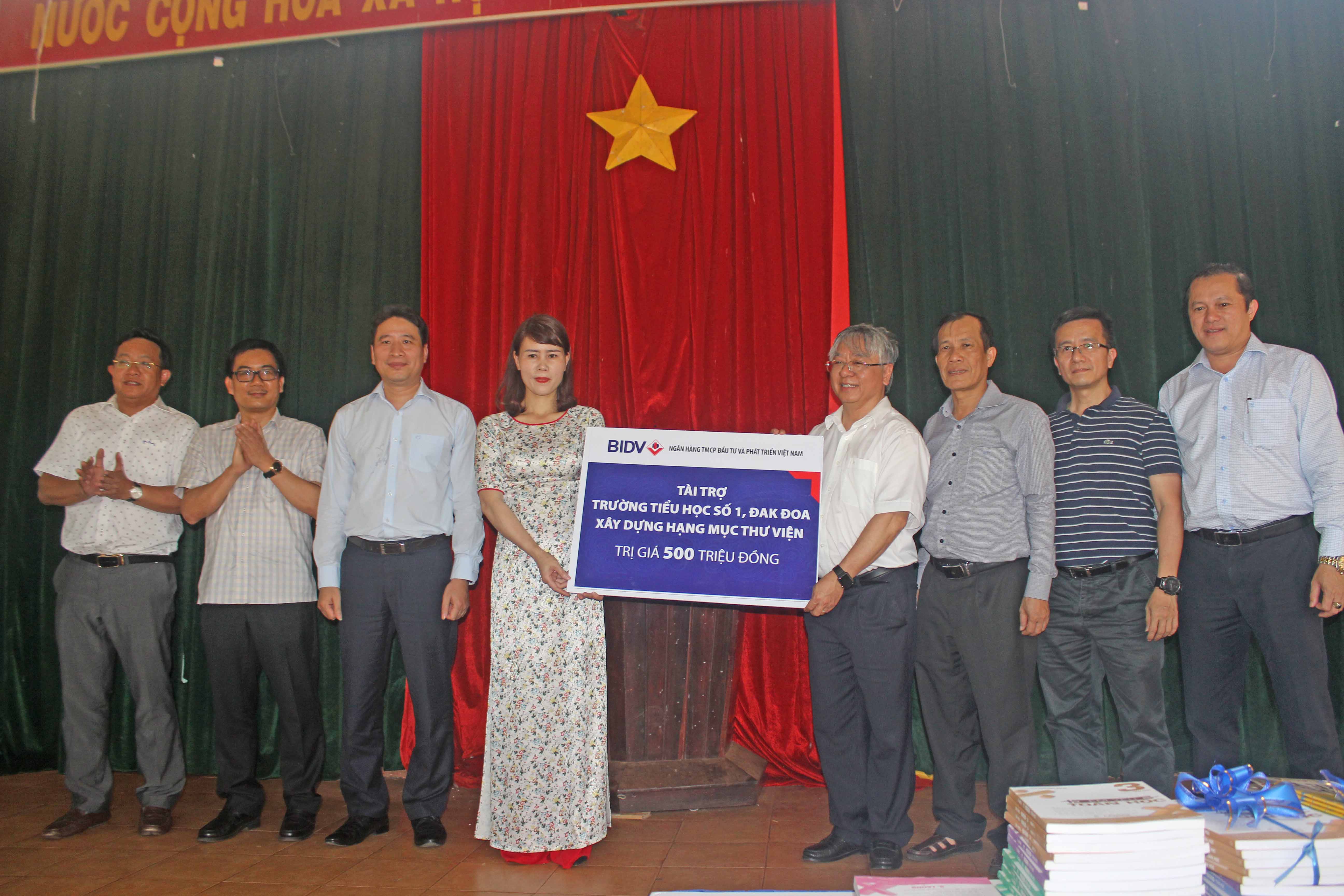 BIDV trao tặng 500 triệu đồng để xây dựng thư viện cho Trường tiểu học số 1 thị trấn Đak Đoa, huyện Đak Đoa