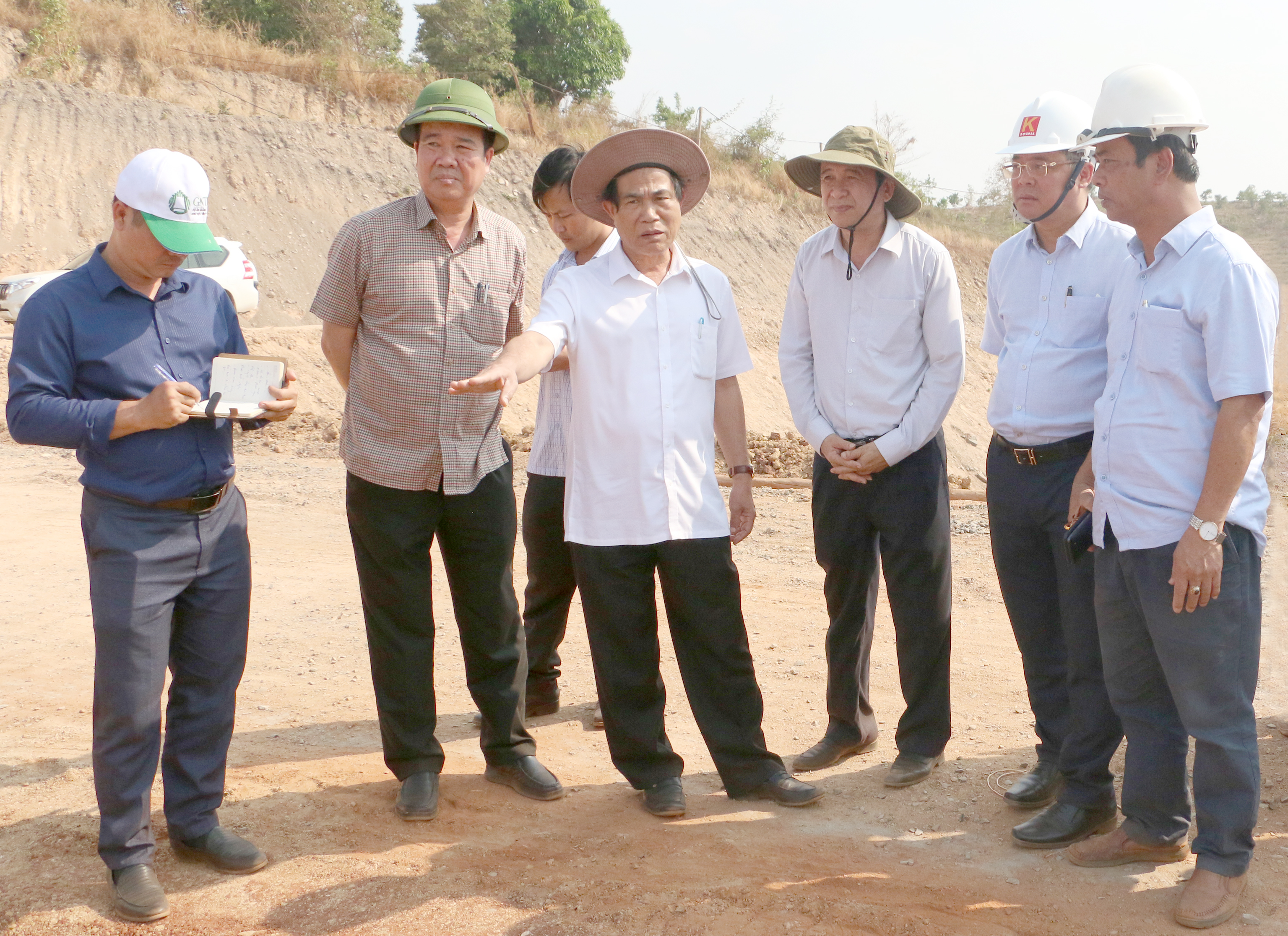Chủ tịch UBND tỉnh Võ Ngọc Thành (thứ 4 từ phải sang) chỉ đạo các đơn vị liên quan nhanh chóng xây dựng quy hoạch tổng thể phát triển sản xuất nhằm phát huy hiệu quả công trình hồ chứa nước Plei Thơ Ga. Ảnh: Nguyễn Quang