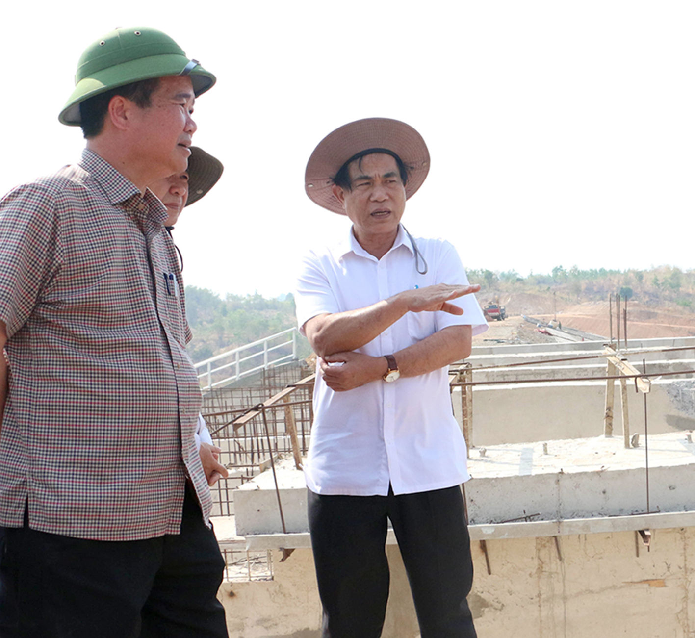  Chủ tịch UBND tỉnh Võ Ngọc Thành (bìa phải) kiểm tra tiến độ Dự án hệ thống thủy lợi hồ chứa nước Plei Thơ Ga. Ảnh: Nguyễn Quang