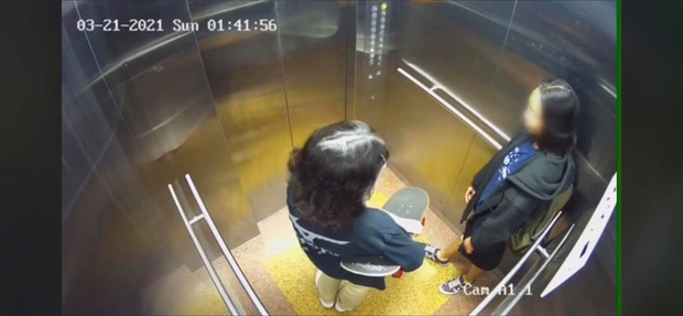 Tài xế xe ôm kể lại cuộc cãi vã của 2 cô gái trước khi đi thang máy lên tầng 20 và rơi xuống đất tử vong - Ảnh 2.
