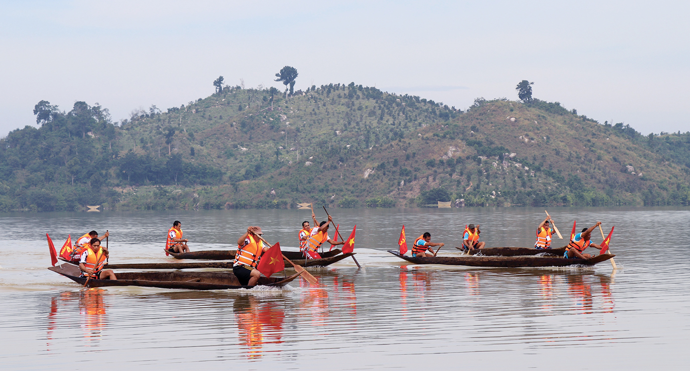 Hội đua thuyền độc mộc trên sông Pô Cô (xã Ia O, huyện Ia Grai) năm 2020. Ảnh: Phương Linh 2