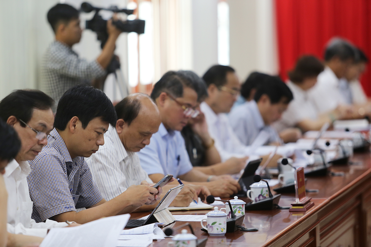 Đại diện lãnh đạo các sở, ban, ngành tham dự hội nghị đưa ra nhiều ý kiến để nâng cao hiệu quả công tác phòng-chống tham nhũng. Ảnh: Văn Ngọc 2